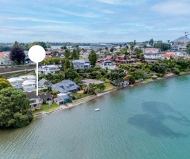 Entire Waterfront House - Boat Shed - 3 Kitchens