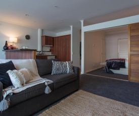 Warm & inviting 1 bedroom Apartment in the Viaduct Harbour