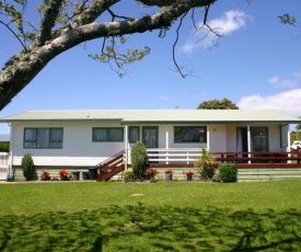 Waihi Getaway - Waihi Beach Holiday Home