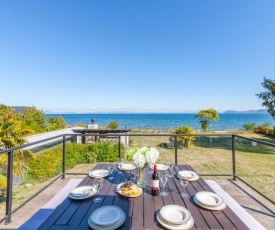 Lakefront Villa - Waitahanui Holiday Home