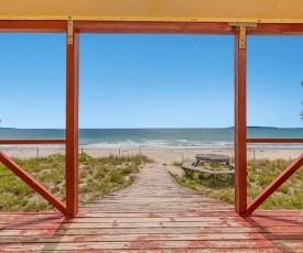 Poppy's Beach House - Beachfront Whangapoua Holiday Home