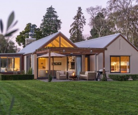 Kowhai Lodge - Greytown Holiday Home