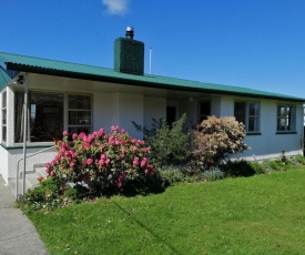 Super Central Cosy Greytown House with Garage