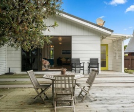 Sunny Beach Bach Hideaway - Paraparaumu Beach Holiday Home