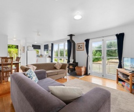 Blue Breeze - Waikanae Beach Holiday Home