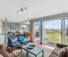 La Casa de la Playa - Beachfront Waikanae Holiday Home