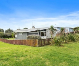 Queenie - Waikanae Beach Holiday Home