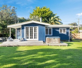 The Little Blue Bach - Waikanae Beach Holiday Home