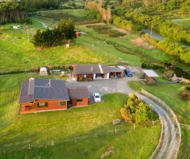 Kiwi Cabin and Homestay at Koru with hot tub