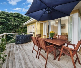 Surfer's Sunshine Cottage - Piha Holiday Home